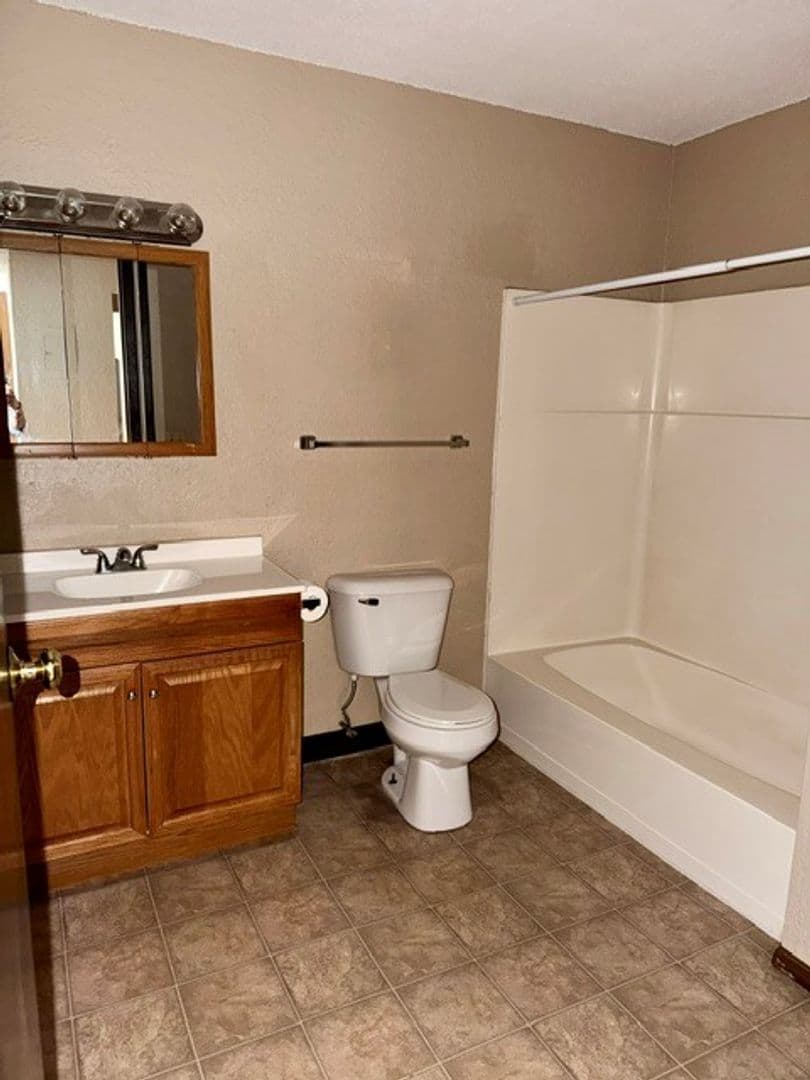 Brookings Apartment: 121, 3, 5, 7, 9, 31 12th Ave S