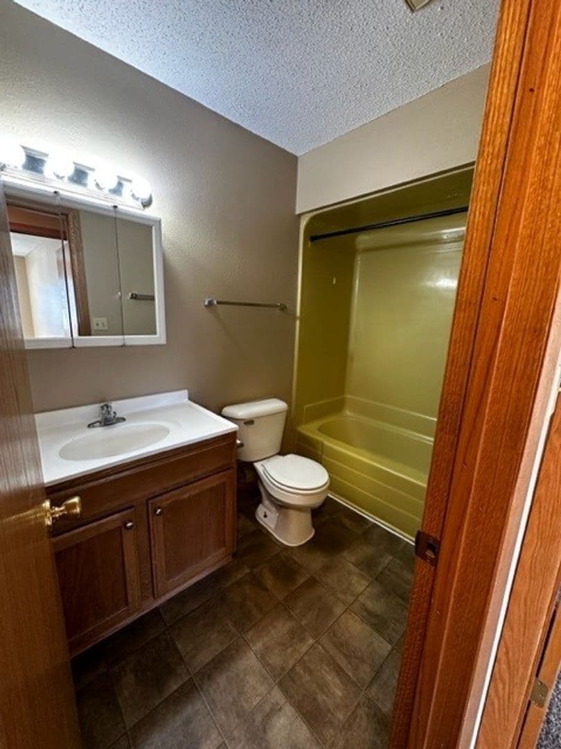 Brookings Apartment: 121, 3, 5, 7, 9, 31 12th Ave S