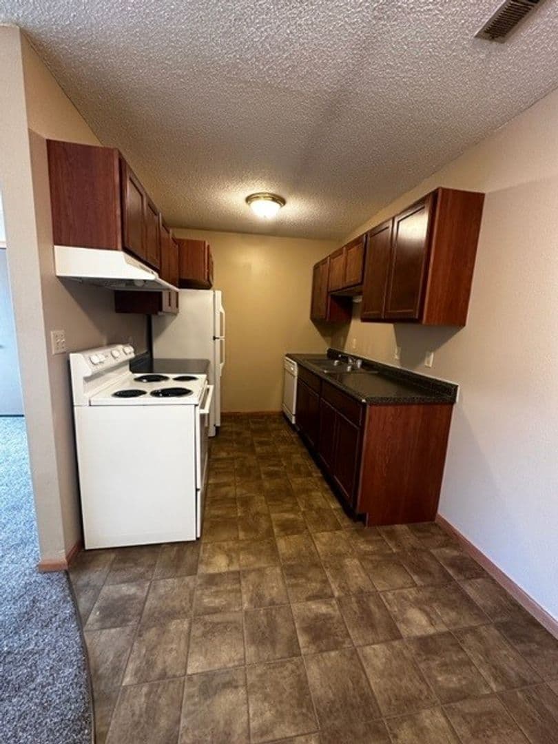 Brookings Apartment: 121, 3, 5, 7, 9, 31 12th Ave S