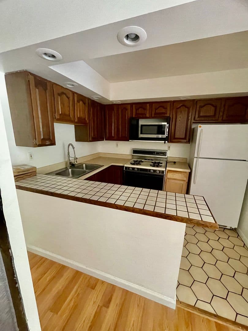 Pittsburgh Apartment: 76 Holt Street