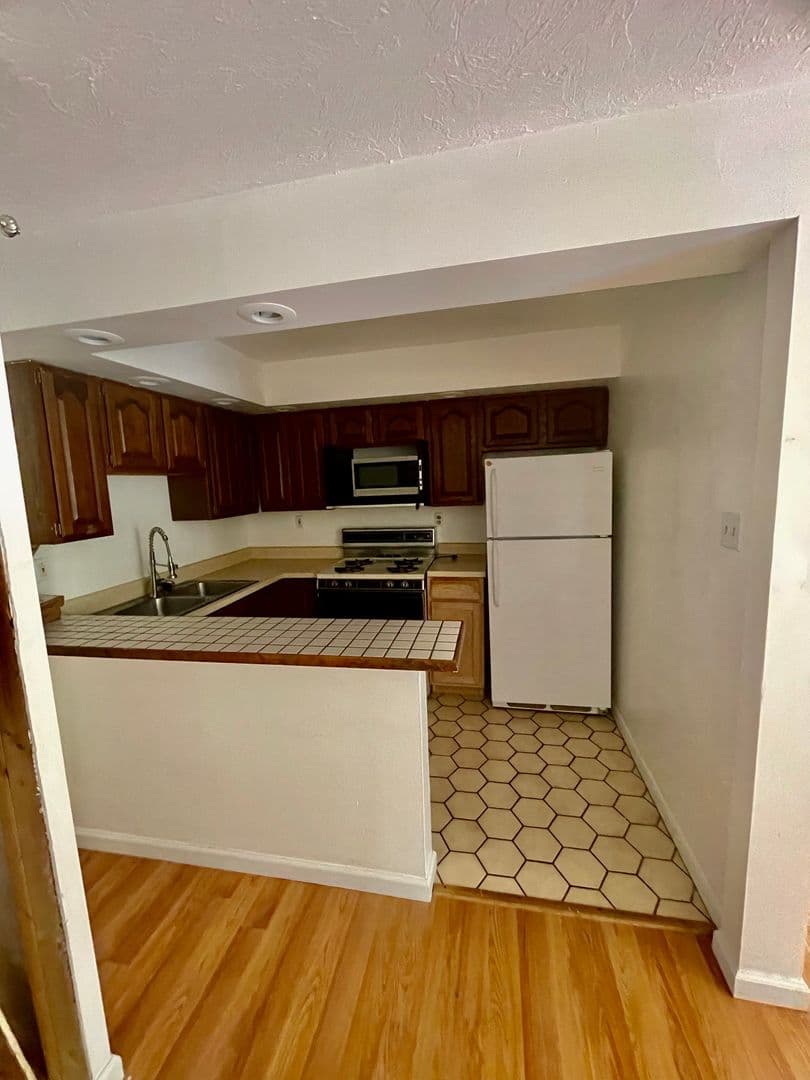 Pittsburgh Apartment: 76 Holt Street