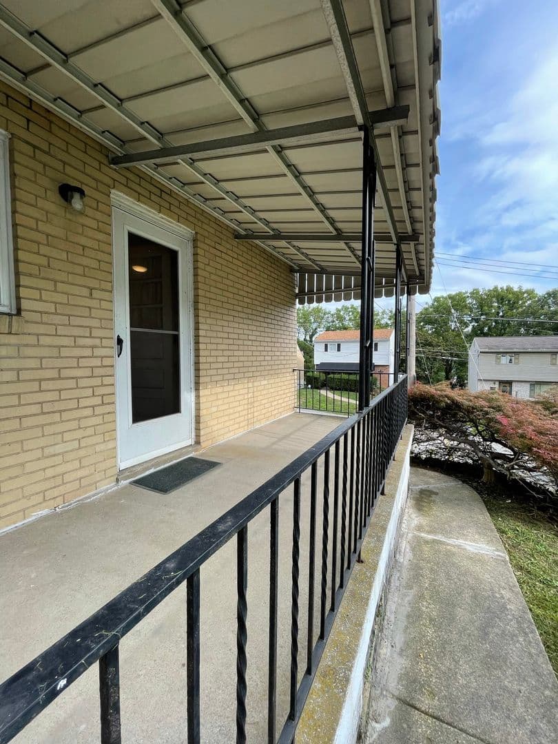 Pittsburgh House: 157 Merritt Avenue