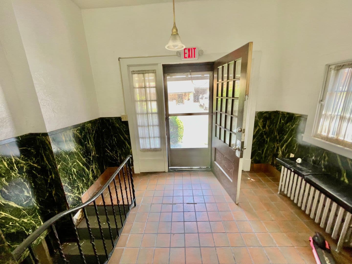 Pittsburgh Apartment: 1939 Crafton Blvd