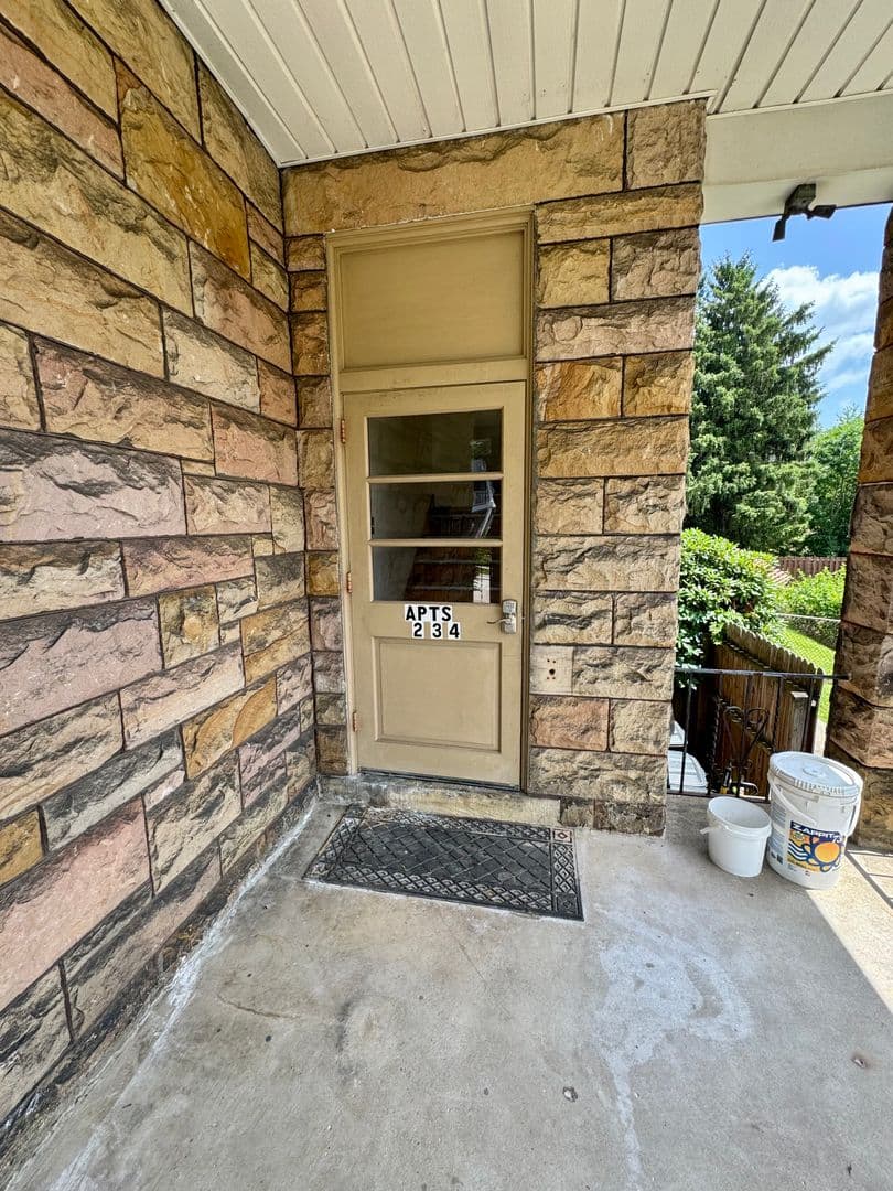 Cheswick Apartment: 212 North Highland Avenue