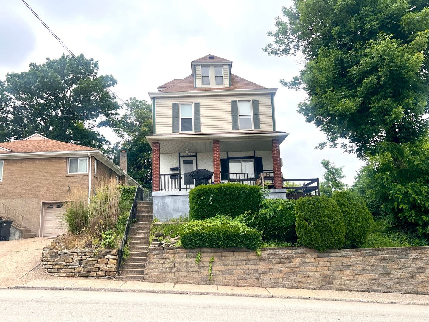 Ingram Apartment: 1632 E Steuben Street