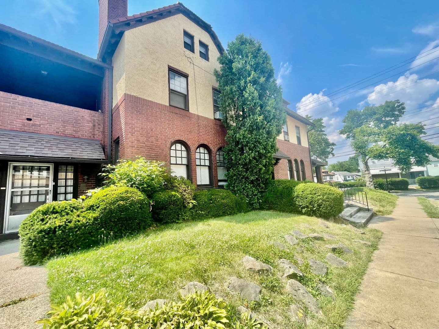 Pittsburgh Apartment: 1939 Crafton Blvd