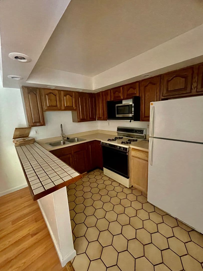 Pittsburgh Apartment: 76 Holt Street
