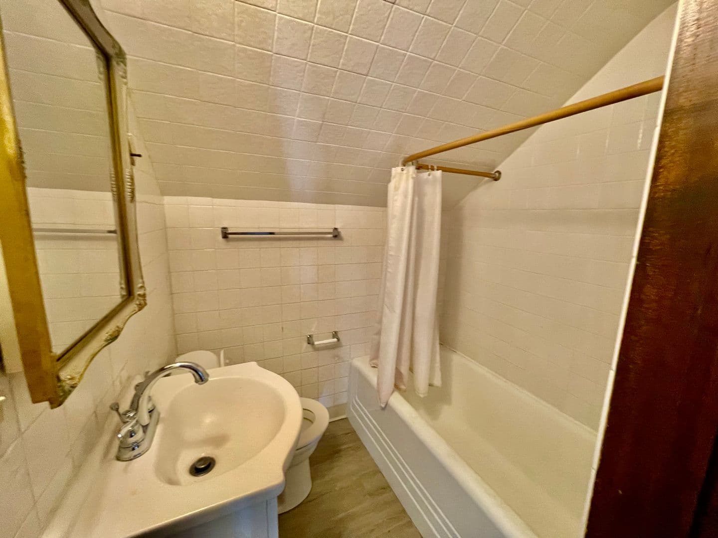 Pittsburgh Apartment: 1939 Crafton Blvd