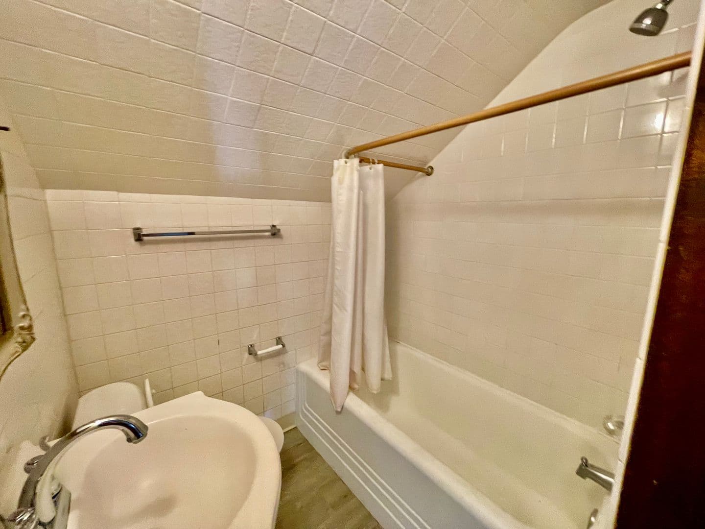 Pittsburgh Apartment: 1939 Crafton Blvd