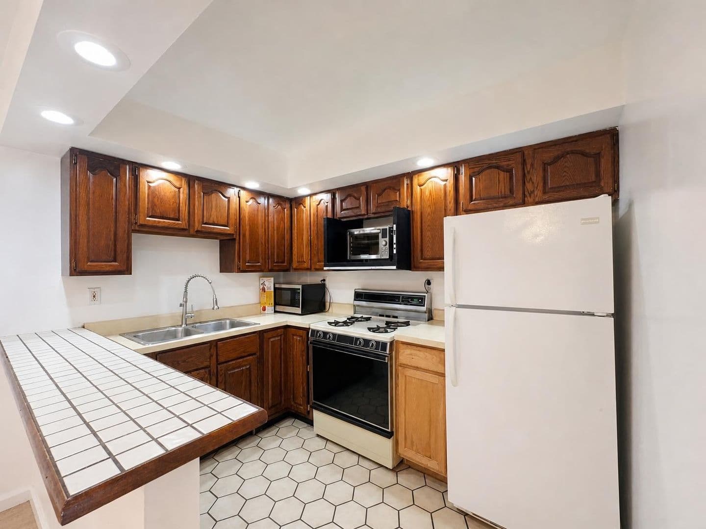 Pittsburgh Apartment: 76 Holt Street