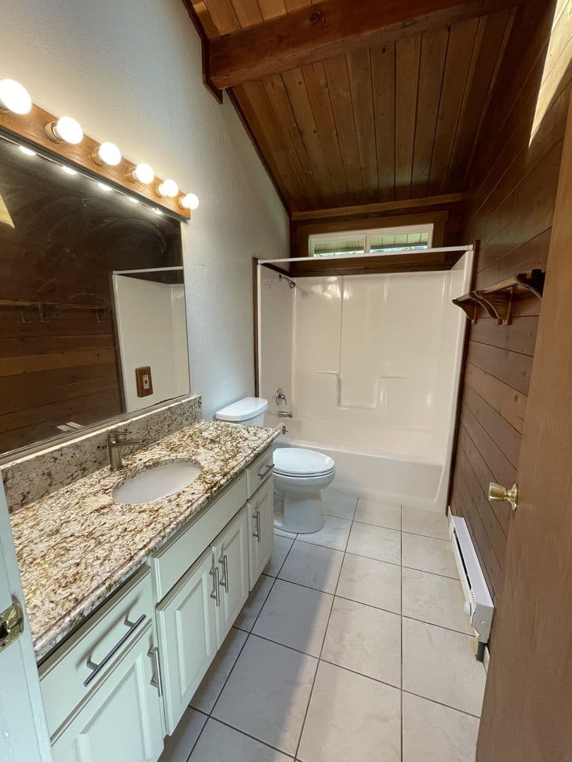 Sebastopol Apartment: 12640 Dupont Rd.