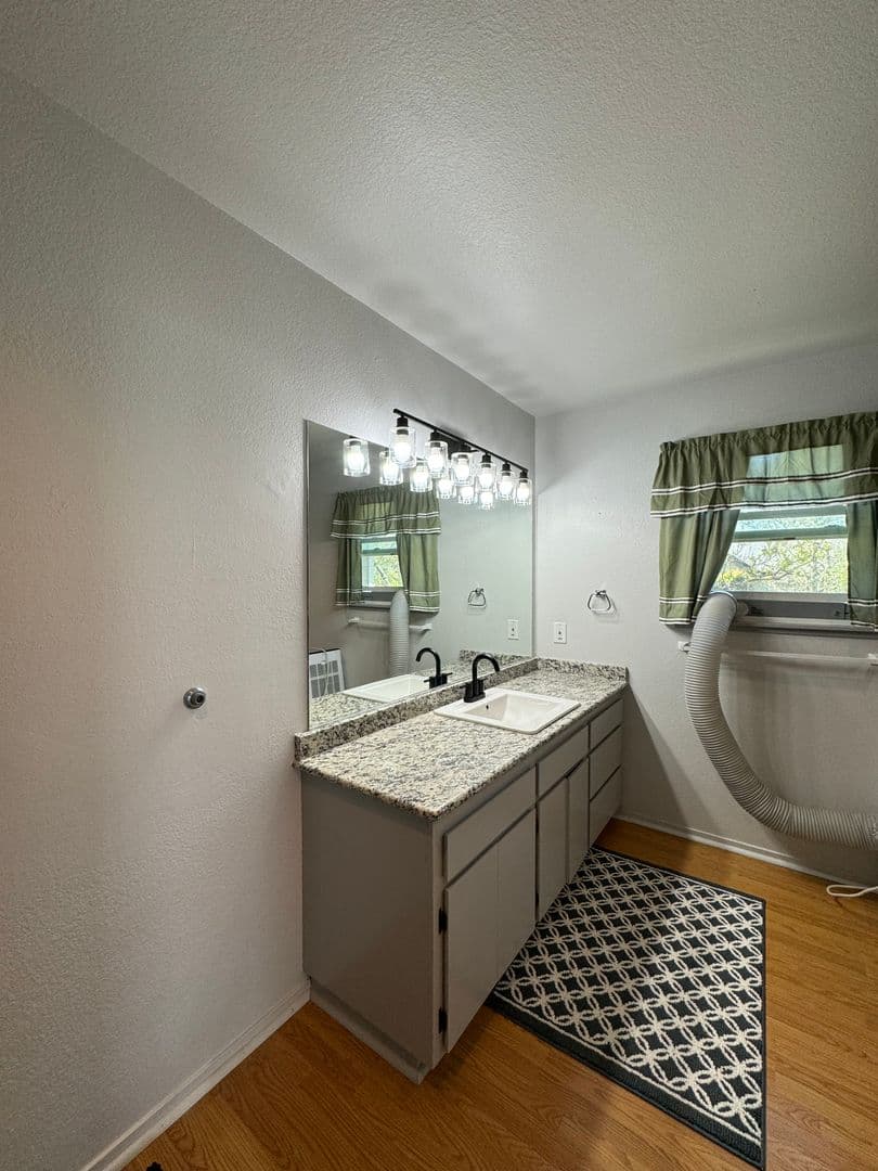 Santa Rosa House: 0000 Willowside