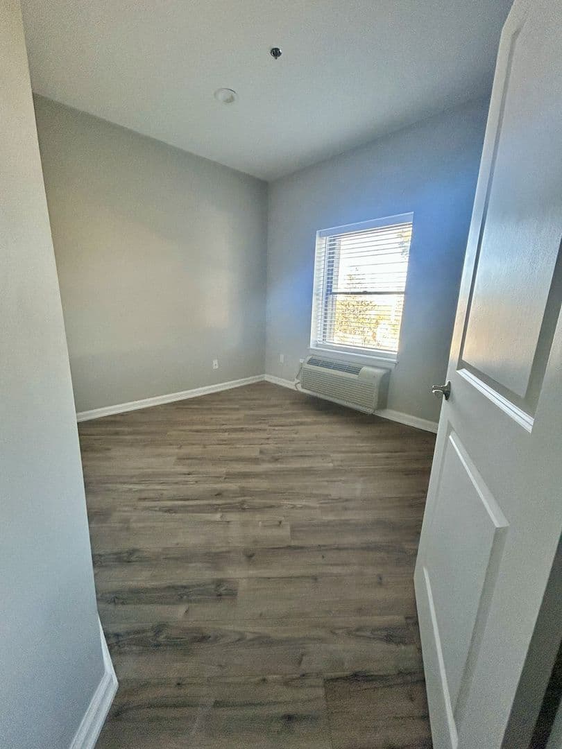 Somerville Apartment: 30 S Doughty Ave
