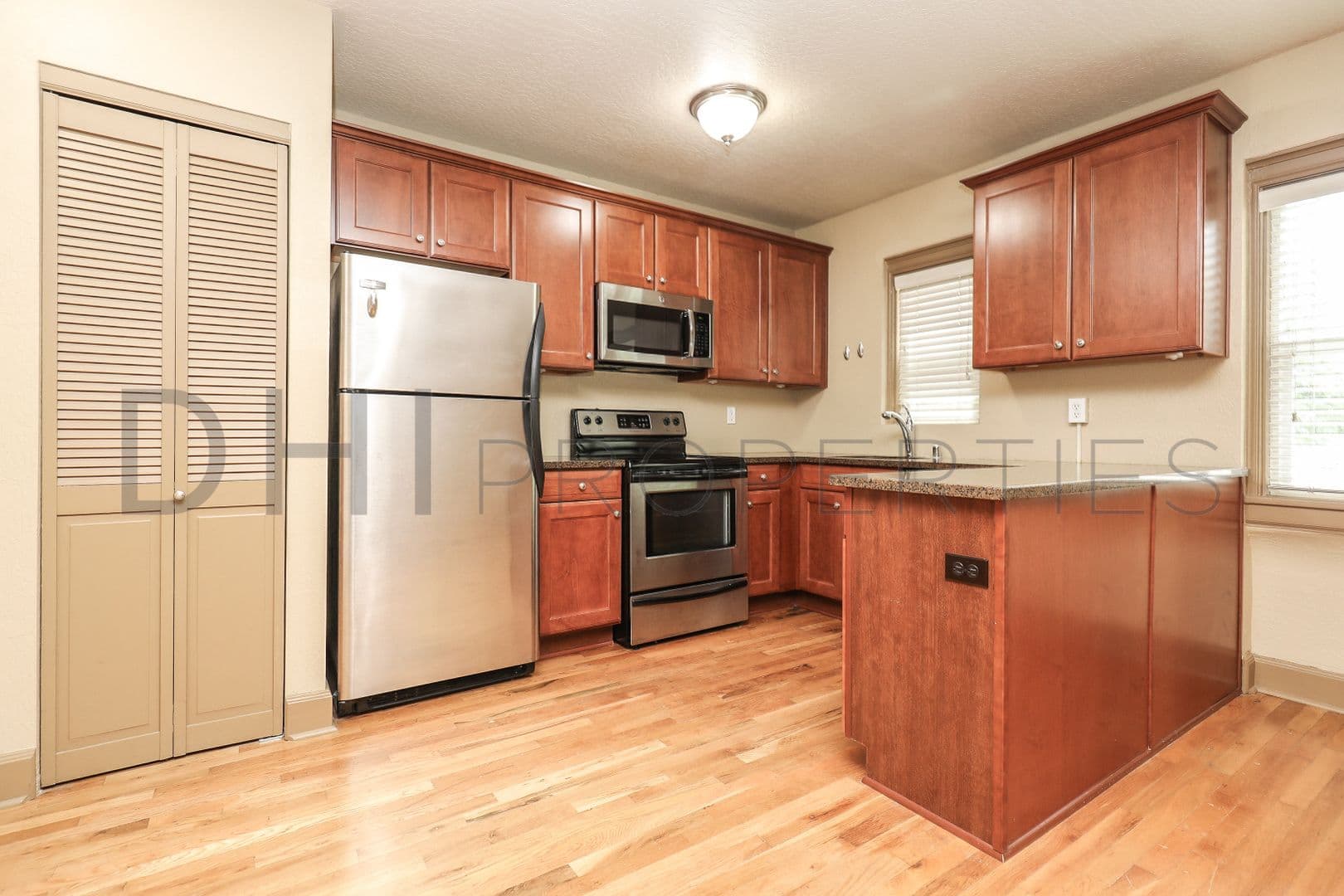 Longview Apartment: 2008 Hemlock Street
