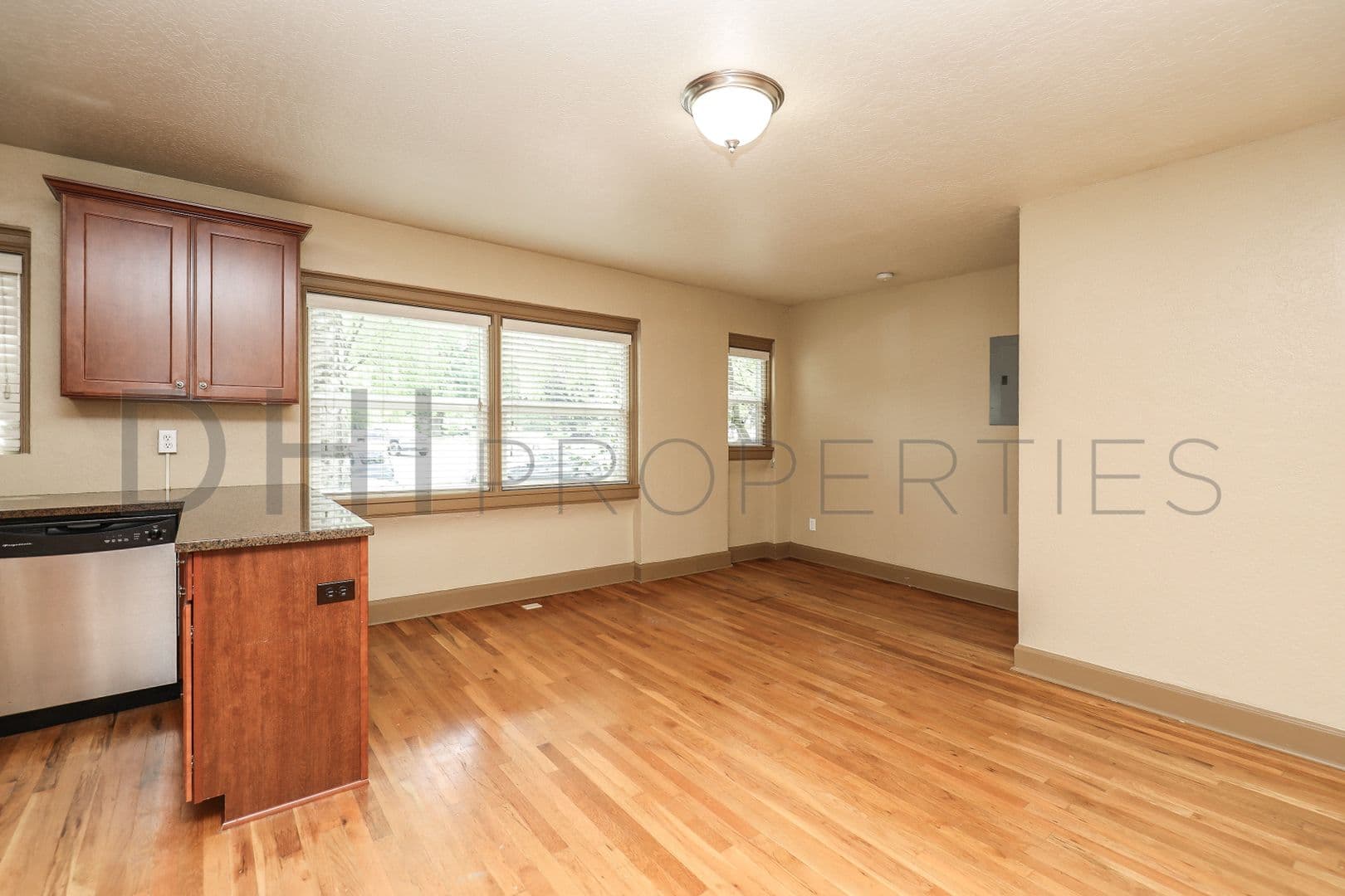 Longview Apartment: 2008 Hemlock Street