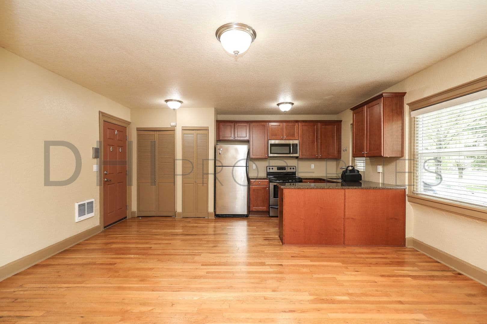 Longview Apartment: 2008 Hemlock Street