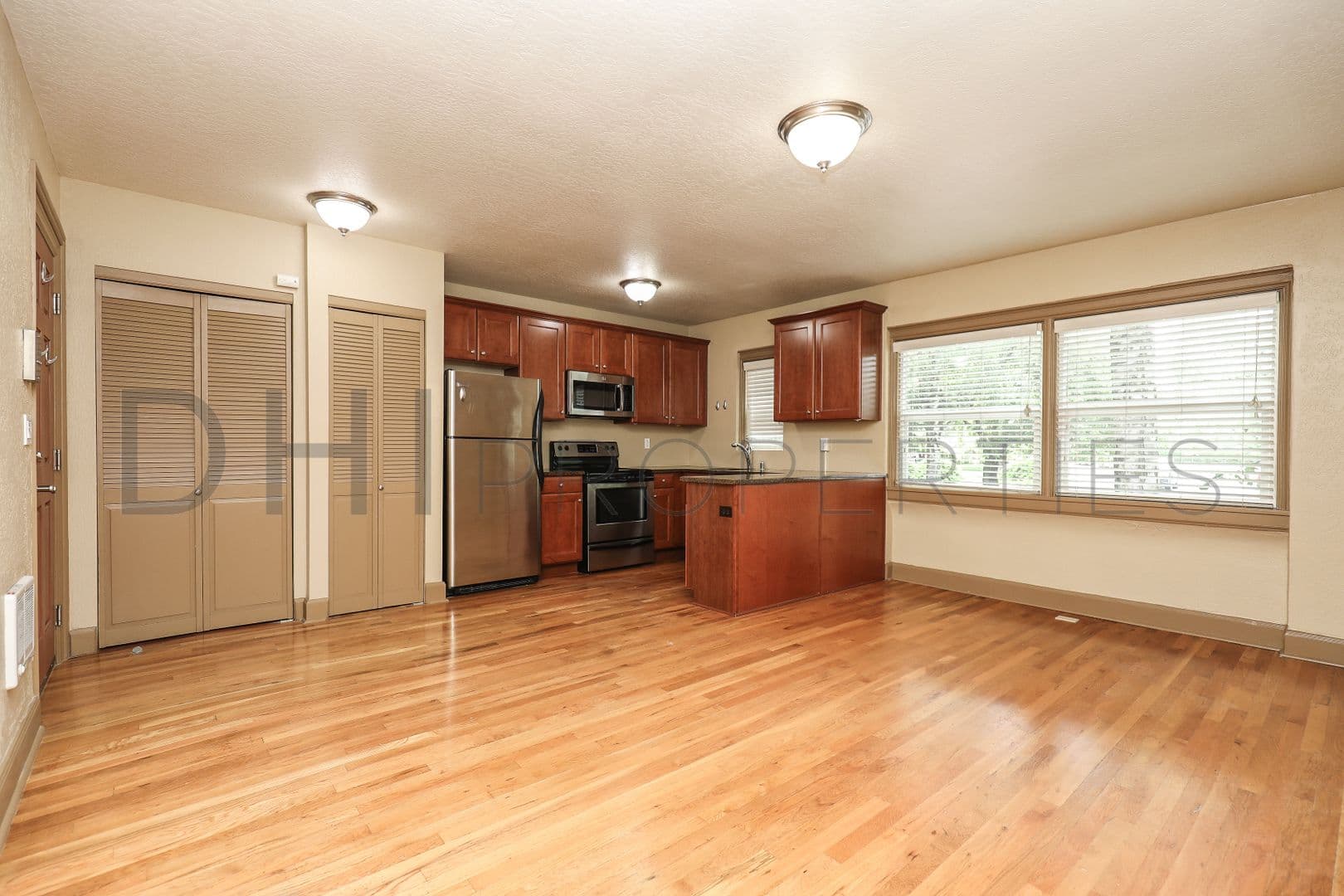 Longview Apartment: 2008 Hemlock Street