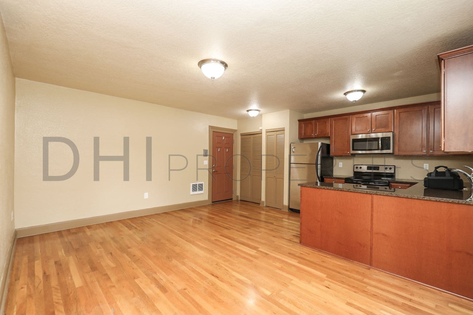 Longview Apartment: 2008 Hemlock Street