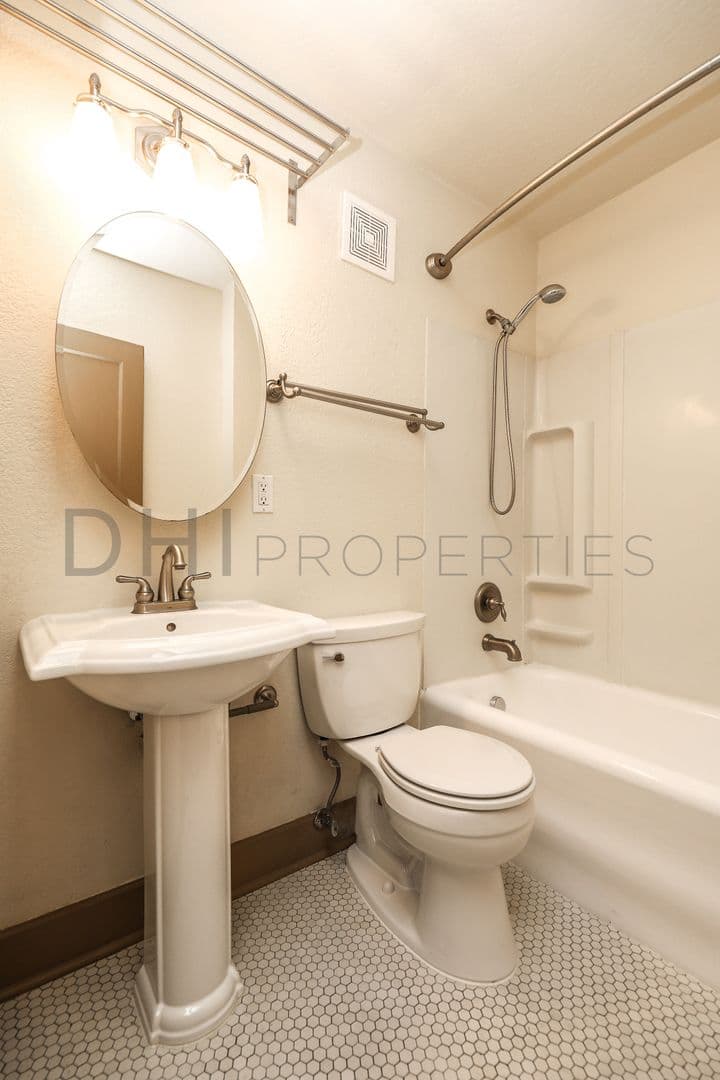 Longview Apartment: 2008 Hemlock Street