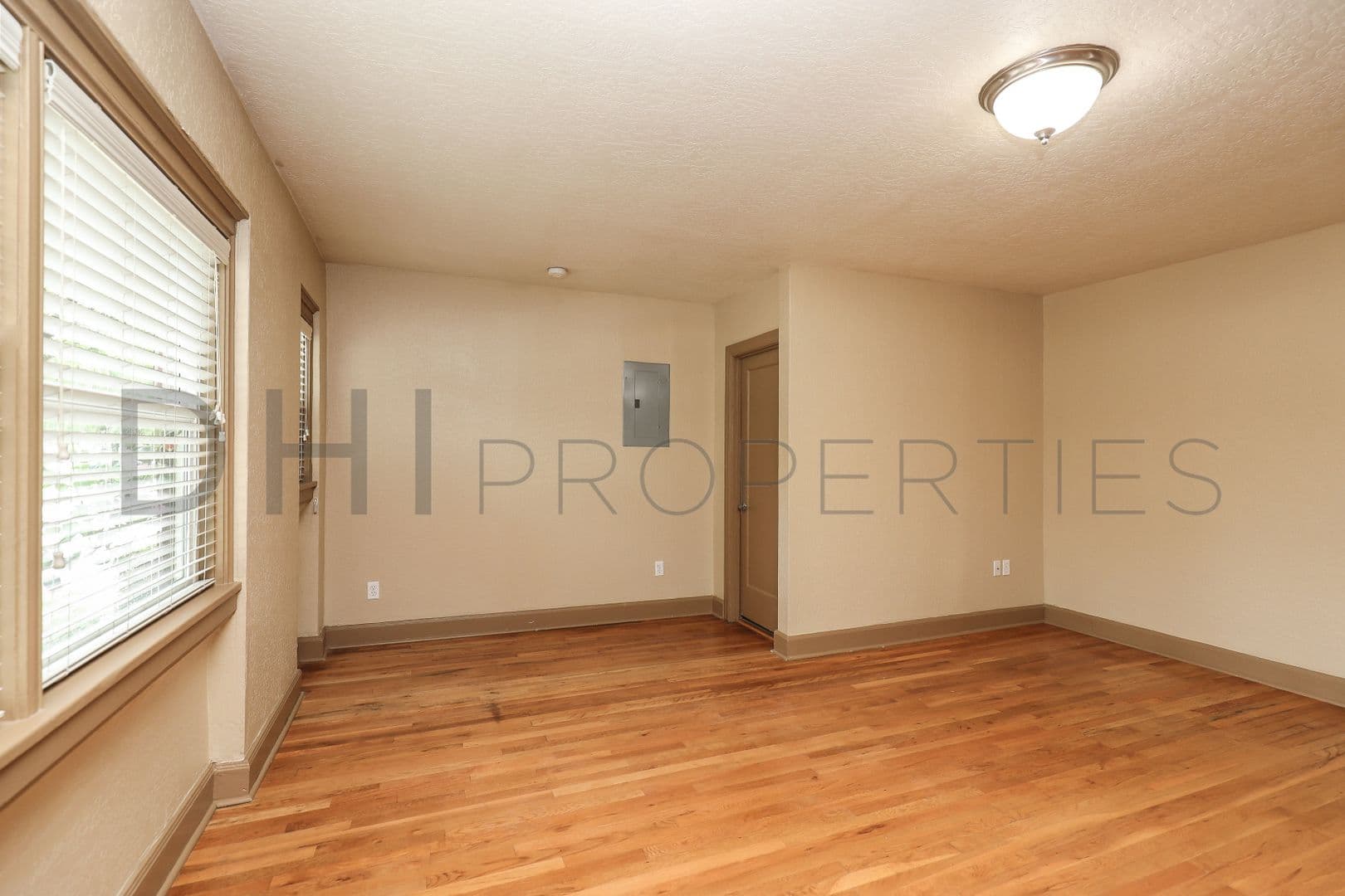 Longview Apartment: 2008 Hemlock Street
