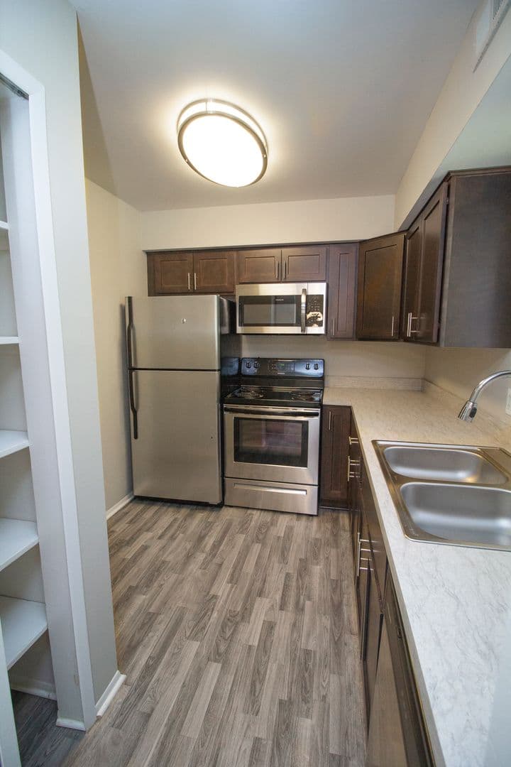 Rochester Hills Apartment: 1750 Melville Dr.