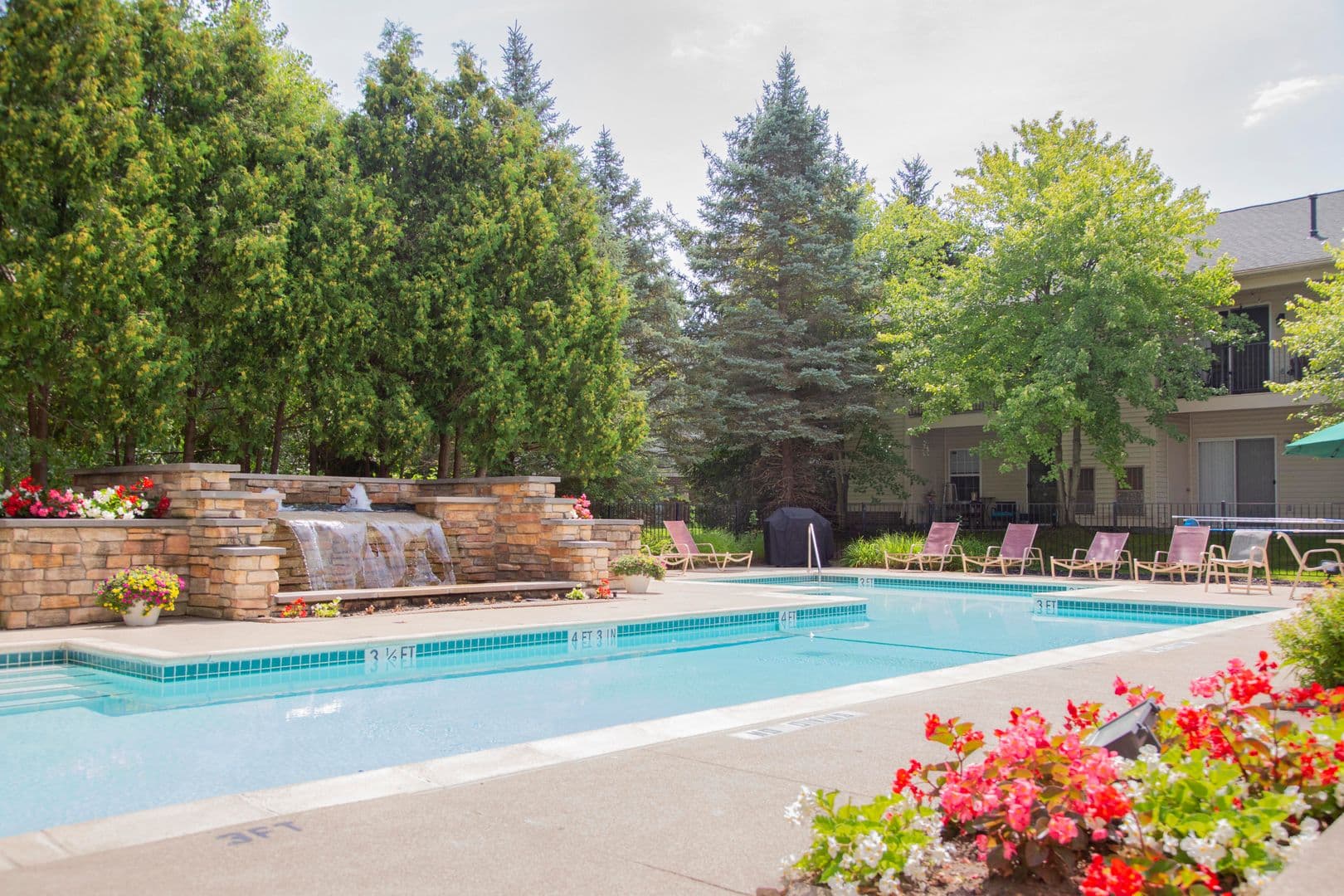 Rochester Hills Apartment: 2450 Norfolk