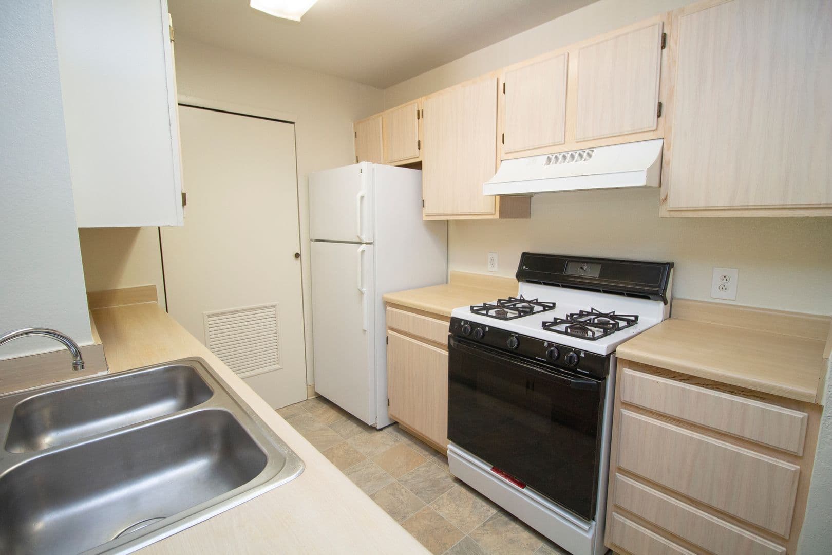 Wixom Apartment: 27059 Meadowood Drive