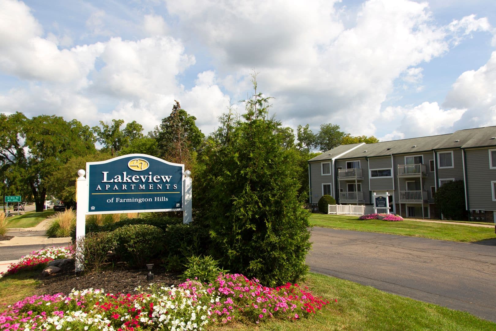 Farmington Hills Apartment: 23960 Middlebelt Rd.