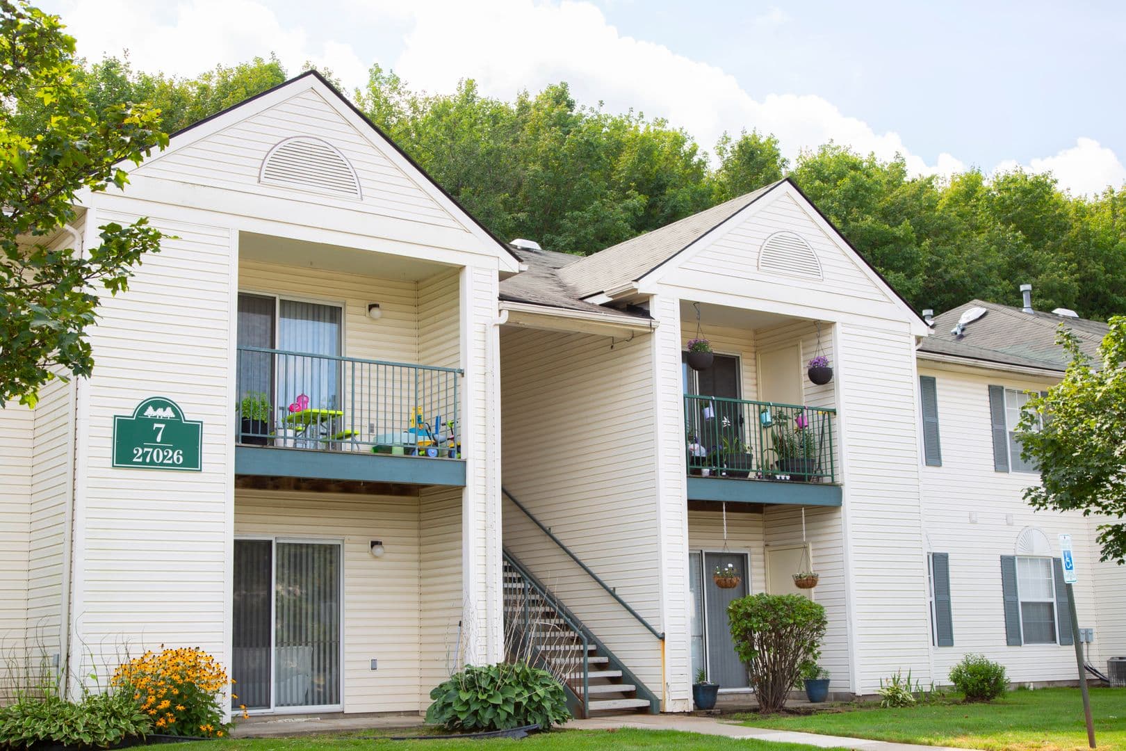 Wixom Apartment: 27059 Meadowood Drive