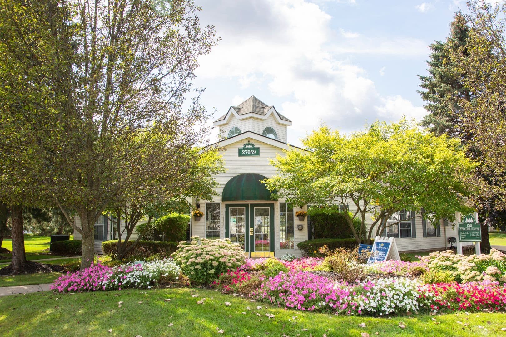 Wixom Apartment: 27059 Meadowood Drive