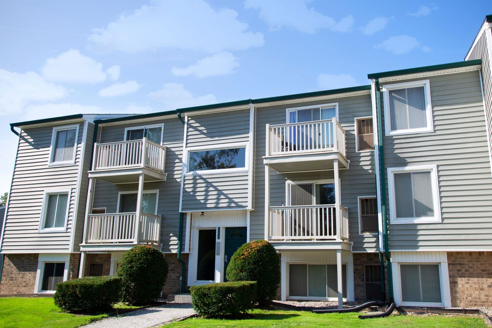 Farmington Hills Apartment: 23960 Middlebelt Rd.
