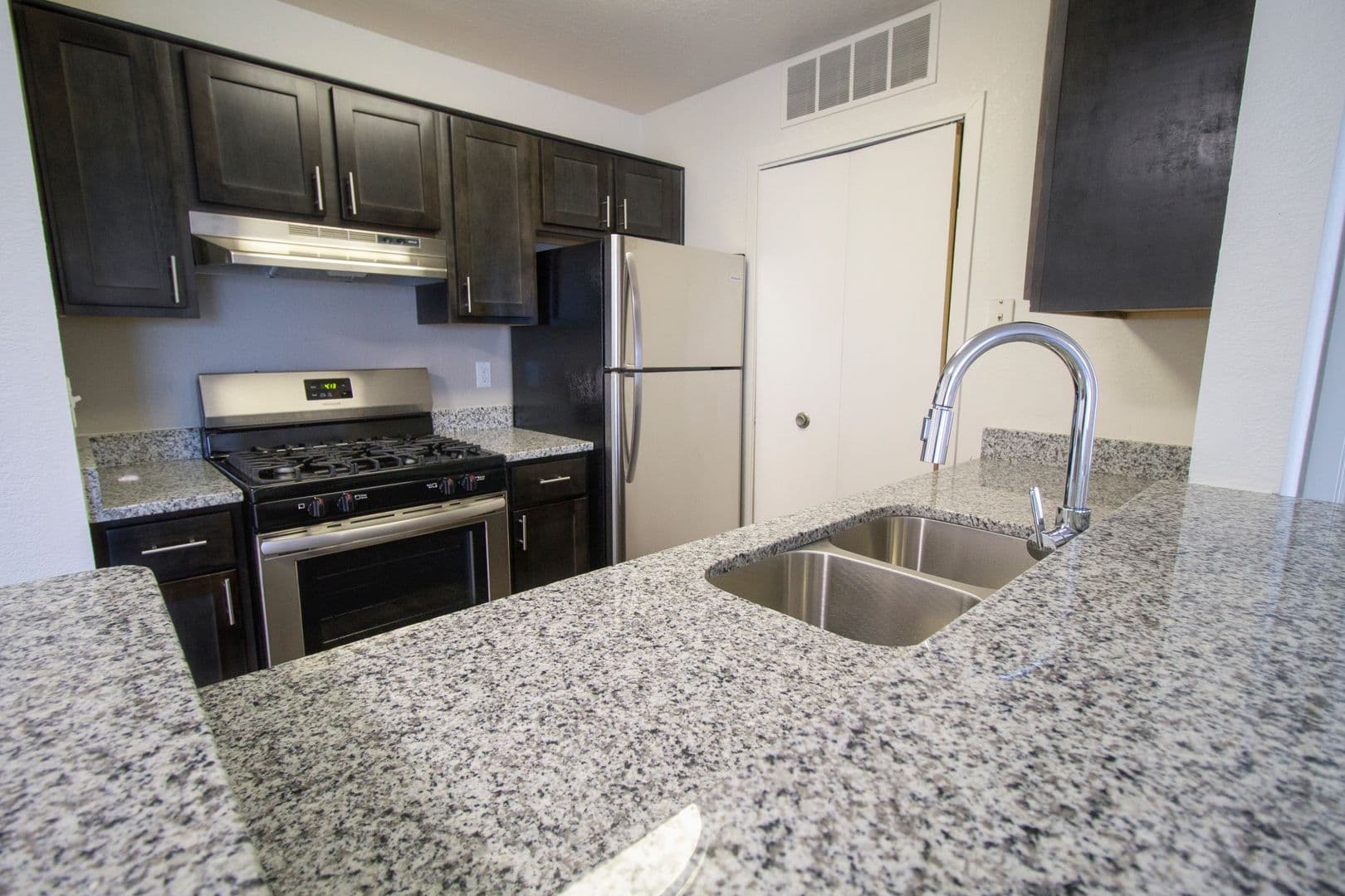 Ypsilanti Apartment: 2020 Arbor Circle East