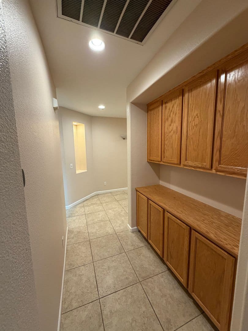 Tracy House: 1193 Annamarie Way
