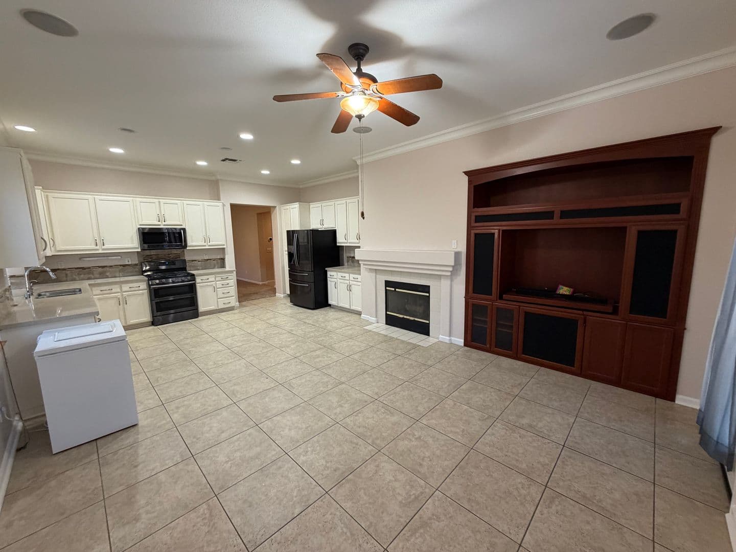 Tracy House: 1193 Annamarie Way