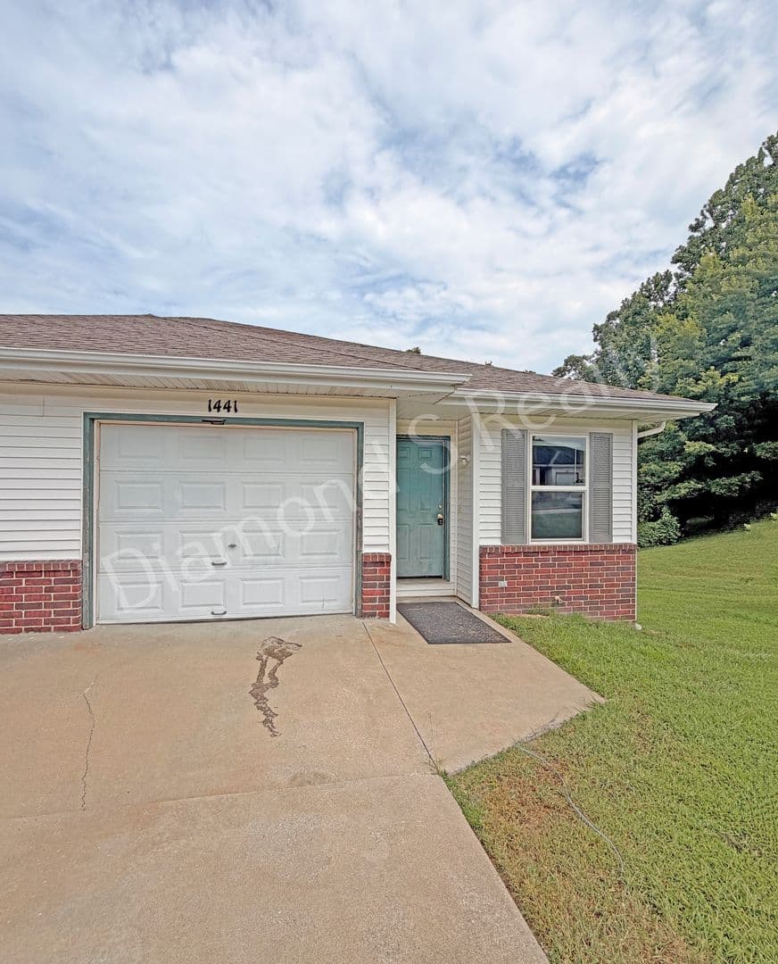 Ozark Apartment: 1441 W Rainey