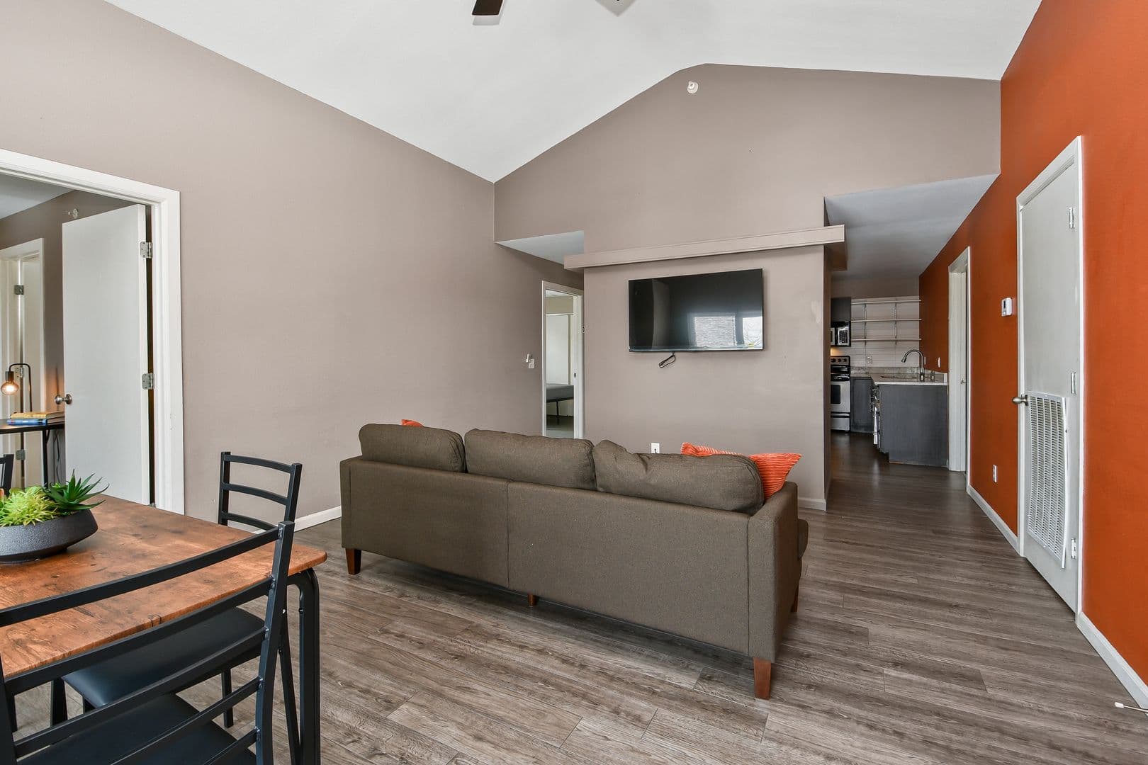 Springfield Apartment: 450 E Walnut St