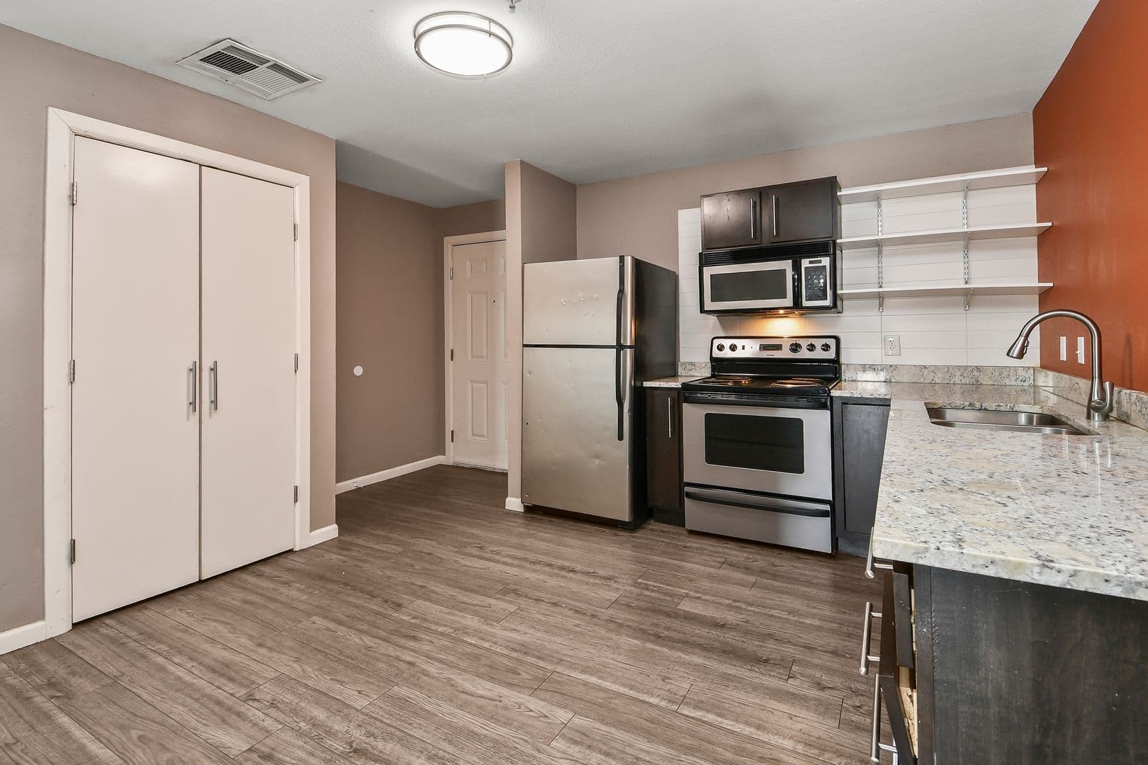 Springfield Apartment: 450 E Walnut St