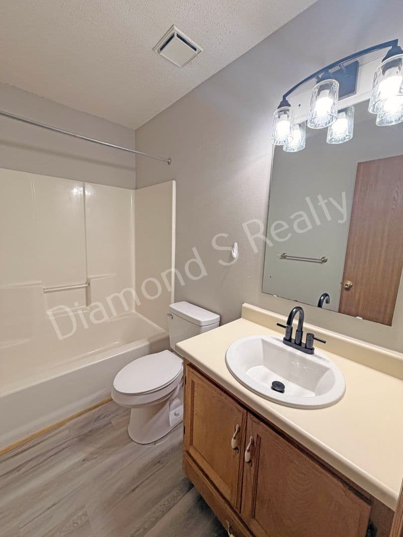 Ozark Apartment: 1499 W Rainey St
