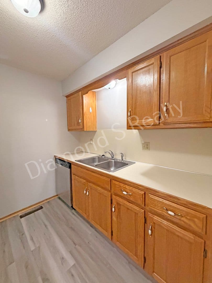 Ozark Apartment: 1499 W Rainey St