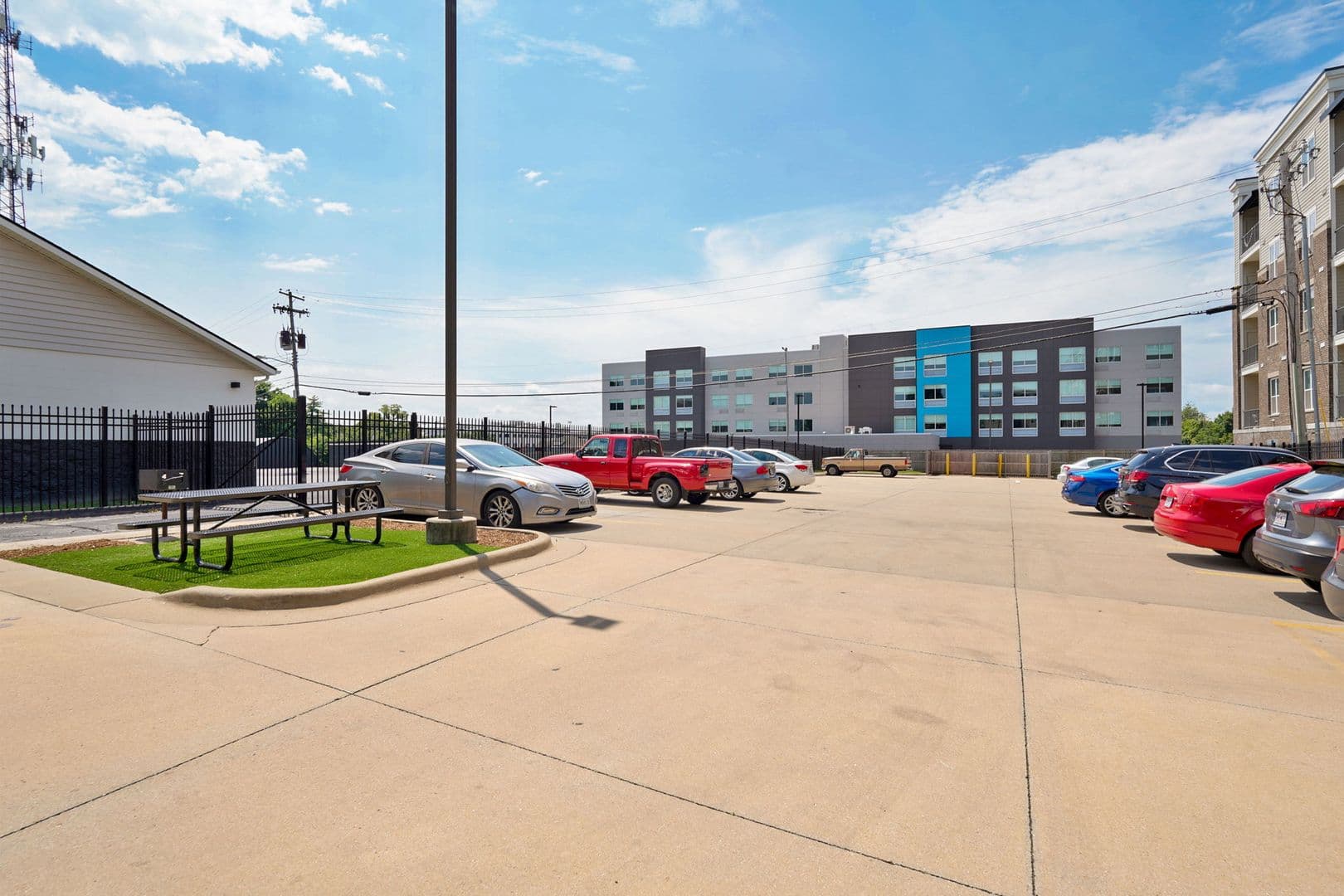 Springfield Apartment: 450 E Walnut St