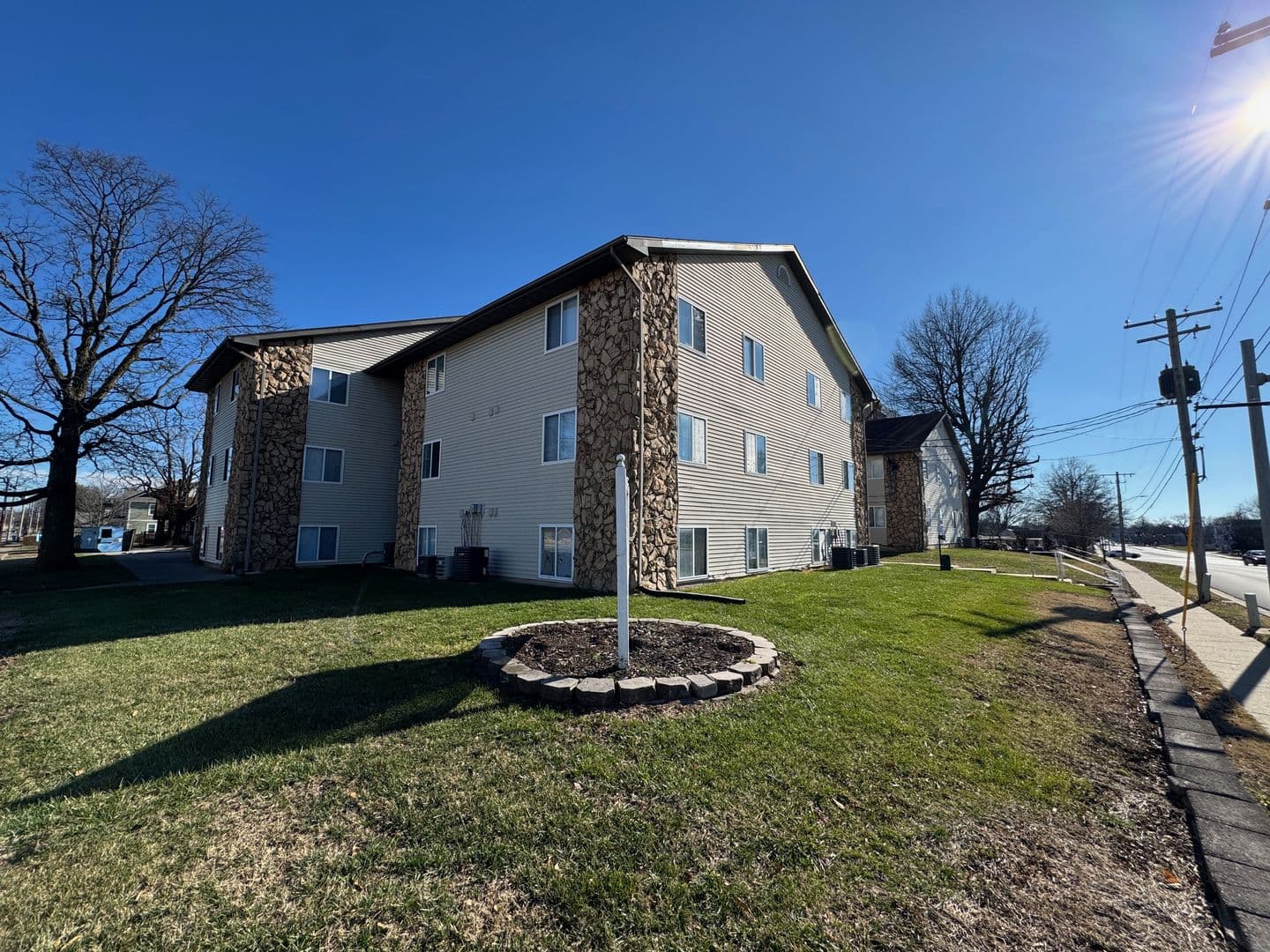 Springfield Apartment: 1210 E Cherry St