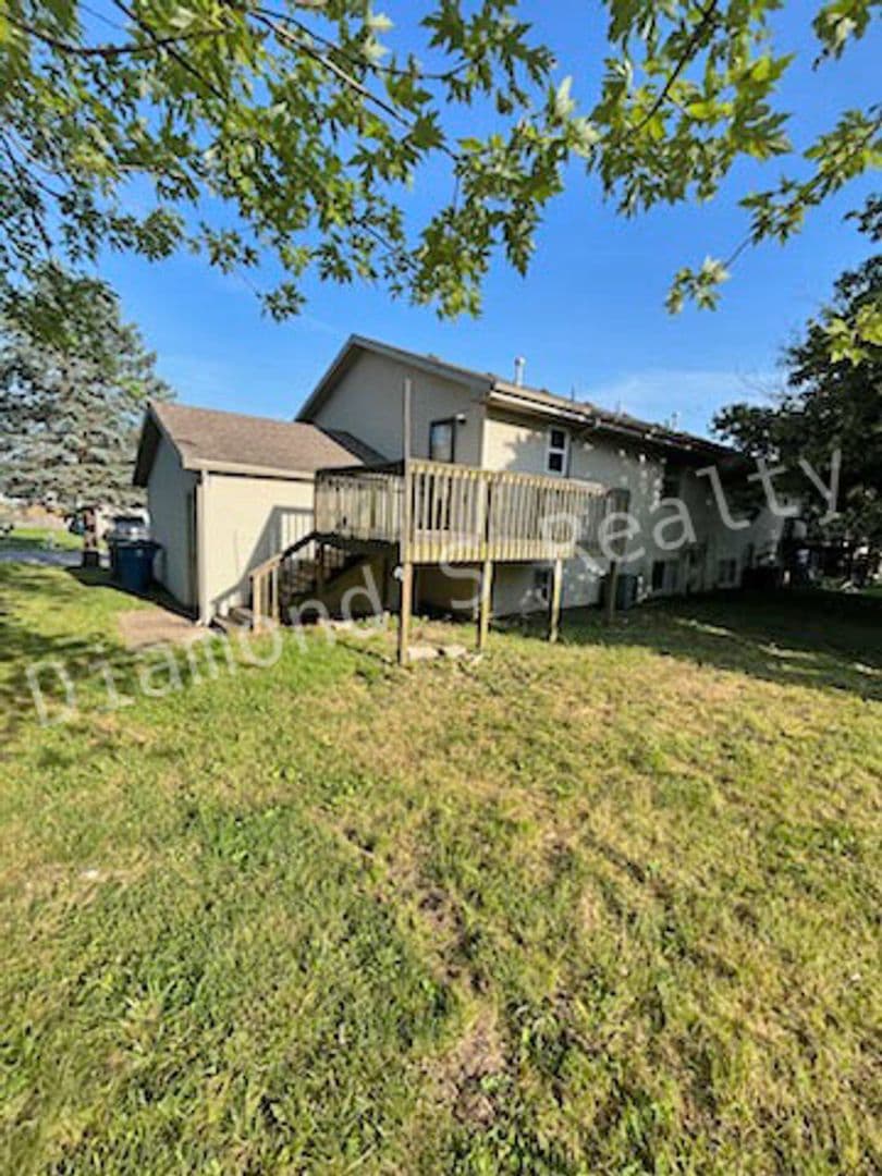 Nixa Apartment: 1204 Flora Street