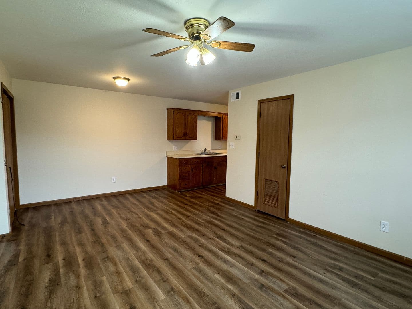 Springfield Apartment: 3000 N Kentwood