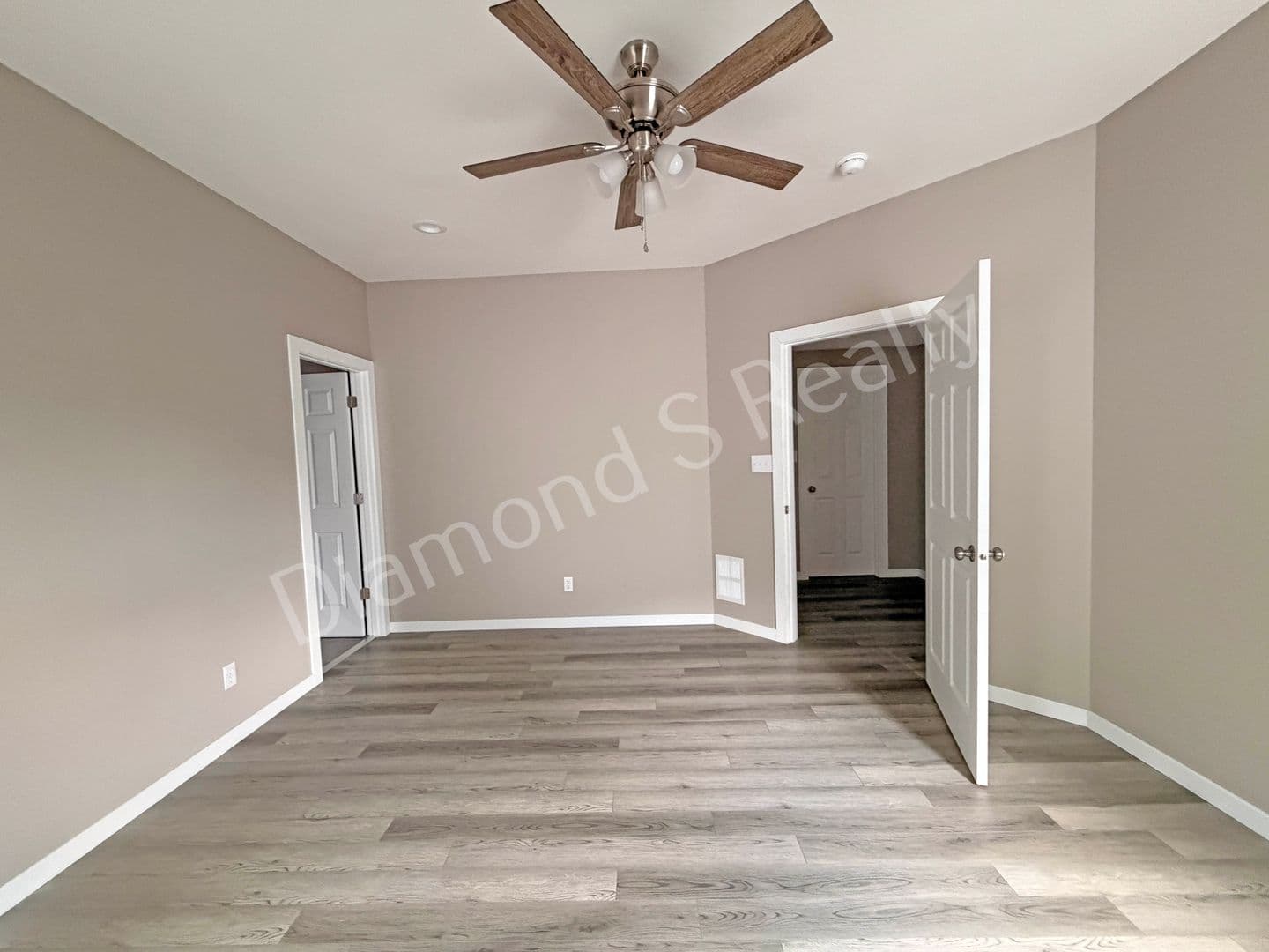 Ozark House: 2124 N Bradbury Ln
