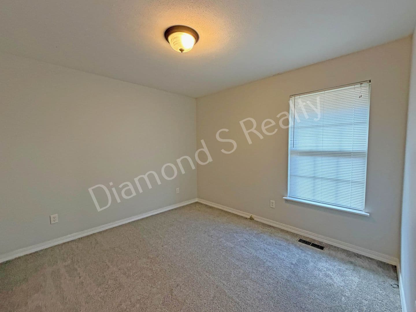 Springfield Apartment: 1331 W Sackett St