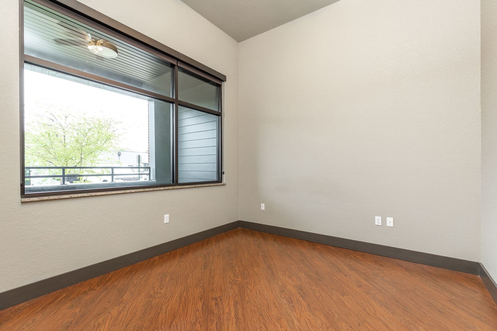 Springfield Apartment: 535 W WalnutSt