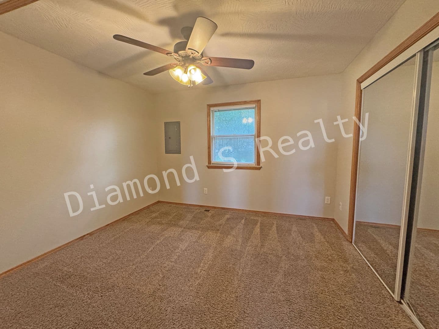 Nixa Apartment: 1204 Flora Street