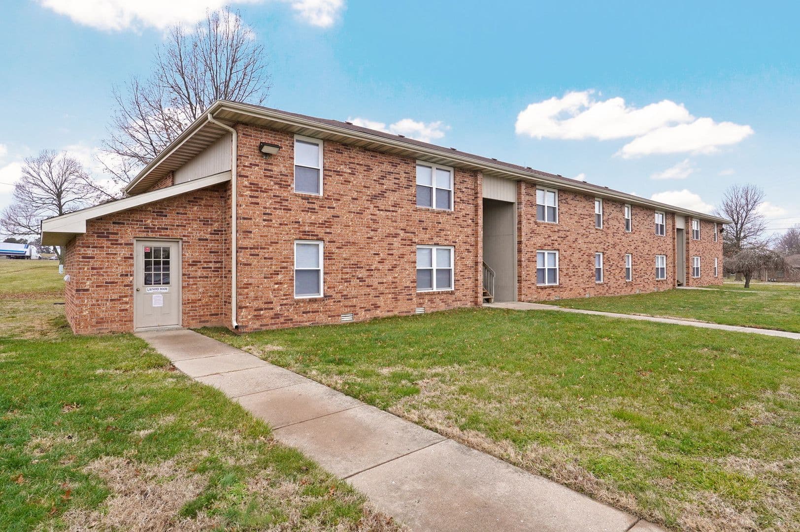 Springfield Apartment: 3000 N Kentwood