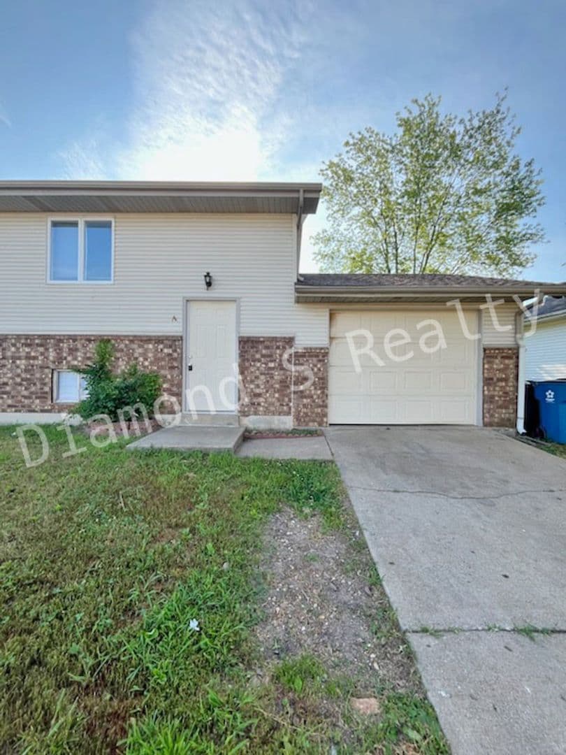 Nixa Apartment: 1204 Flora Street