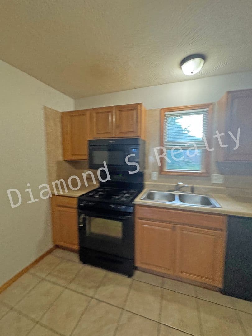 Nixa Apartment: 1204 Flora Street